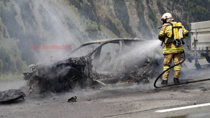 Xe sang Audi A7 chay tro khung giua troi nang nong-Hinh-7